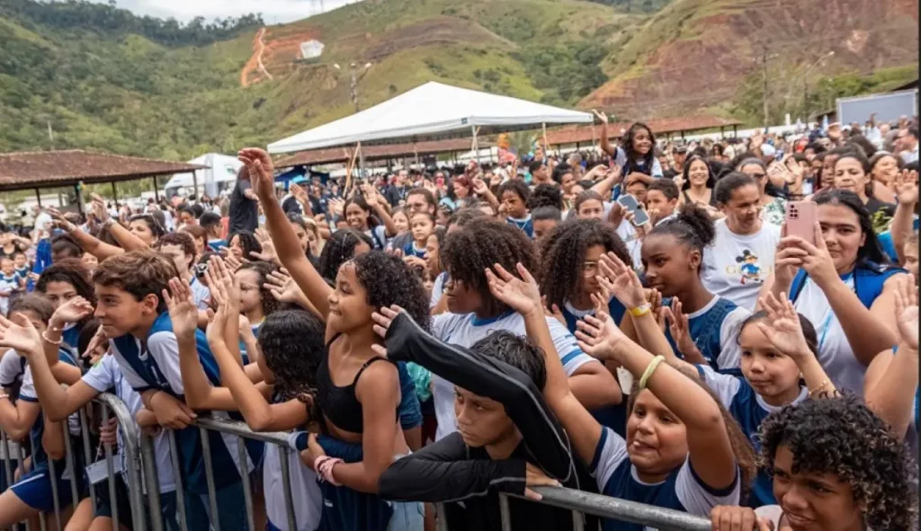 Estudantes vibram e se divertem durante as apresentações no palco