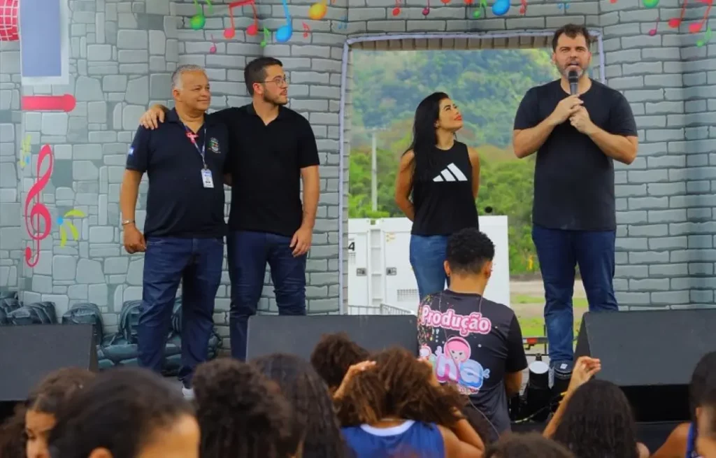 Prefeito Luiz Claudio, a primeira-dama Marcela Ribeiro, o vice-prefeito Lucas Venito e o secretário de Educação Tio Renato na abertura da festa
