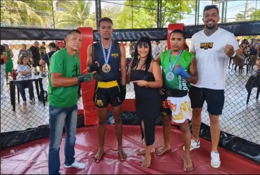 Mestre e árbitro Emerson Gerê, os atletas, a diretora Thaís Ribeiro e o professor Luis Paulo Rato reunidos