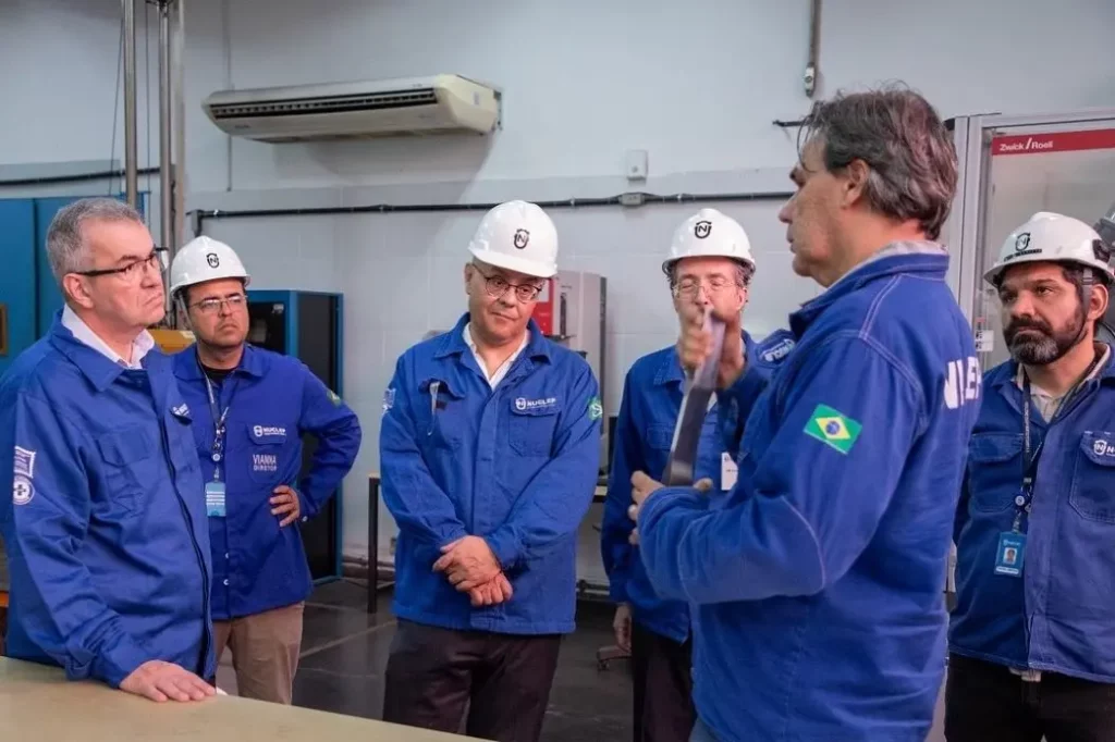 Representantes da Marinha do Brasil e da Nuclep durante visita técnica às instalações