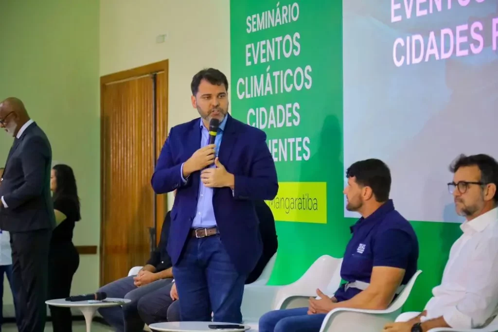 Prefeito Luiz Cláudio discursando durante a abertura do evento