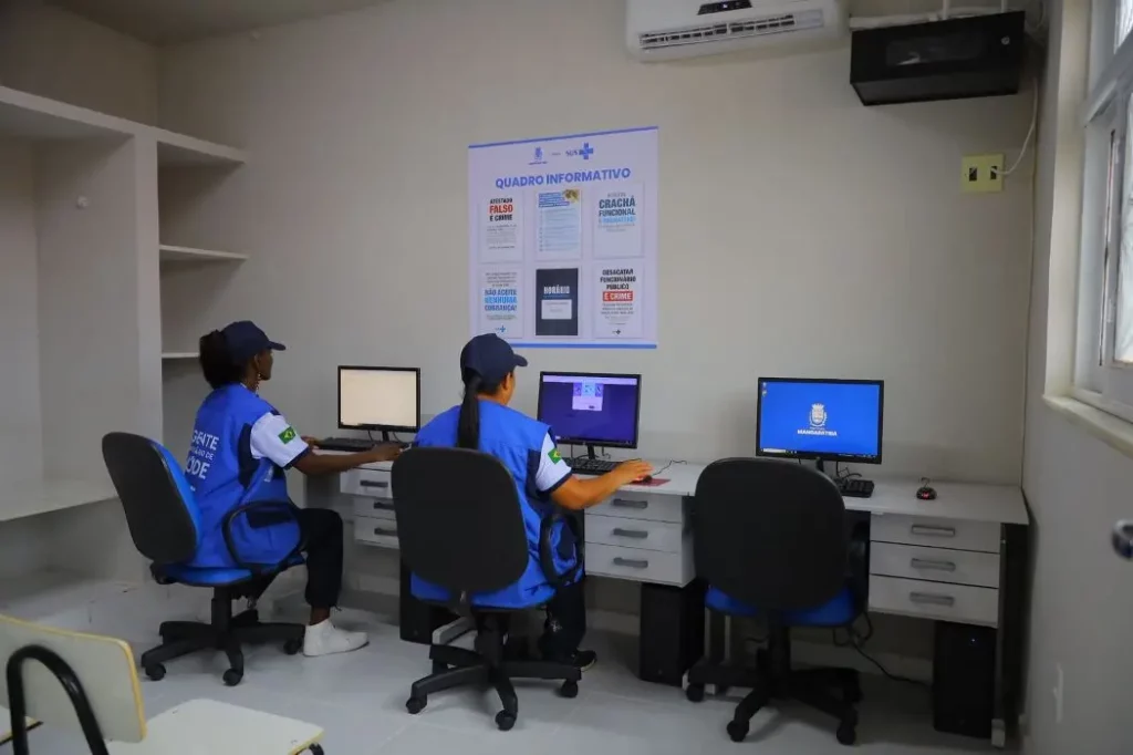 Agentes de saúde trabalham em novo setor administrativo
