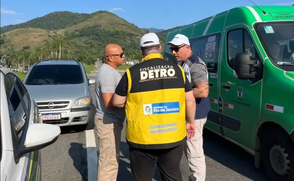 Fiscais do Detro-RJ realizam abordagem a van intermunicipal durante ação 
