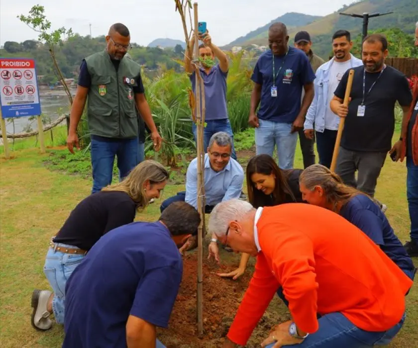 Ato simbólico de plantio de ipê no Mirante do Sahy