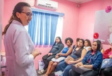 Profissional de saúde orienta grupo de mulheres