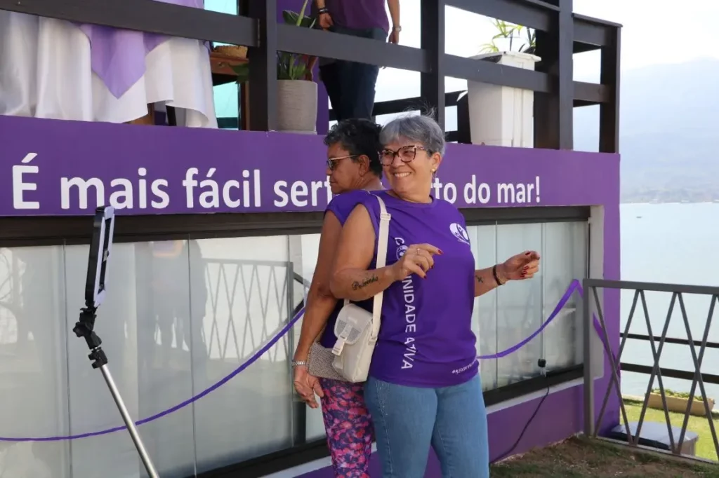 Duas participantes numa atividade de integração