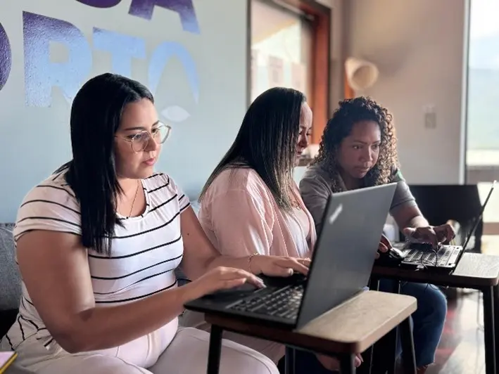 Mulher digitando num notebook