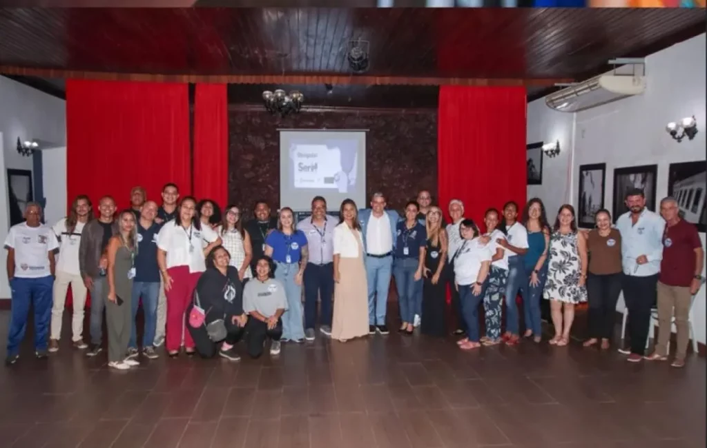 Servidores municipais e participantes do evento posam para foto durante o encerramento do Novembro do Azul 