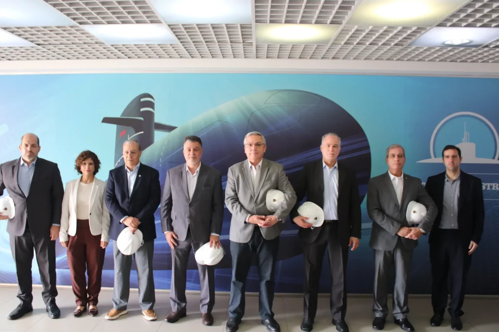 Várias pessoas posando para uma foto