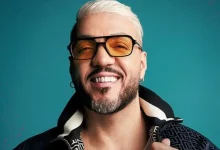 Cantor Belo de óculos sorrindo