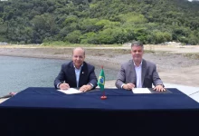 Almirante de esquadra (reserva) Petronio Augusto e o Dr. Alessandro Facure durante a assinatura do ACT