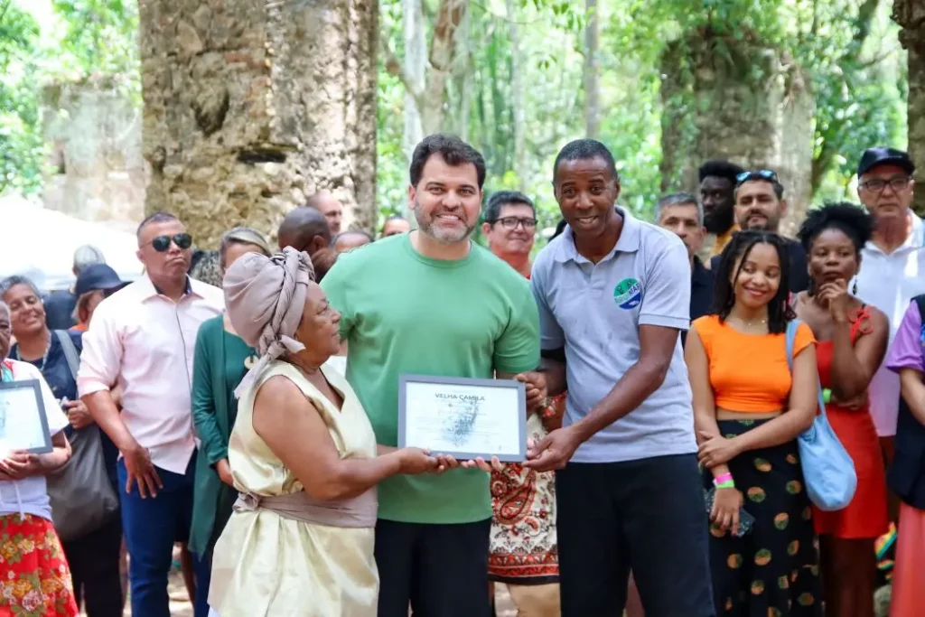 Prefeito Luiz Cláudio Ribeiro entrega a Honraria Velha Camila ao Quilombo da Ilha da Marambaia, em reconhecimento à luta, memória e resistência da comunidade quilombola