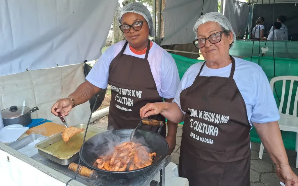 Duas cozinheiras posando para foto