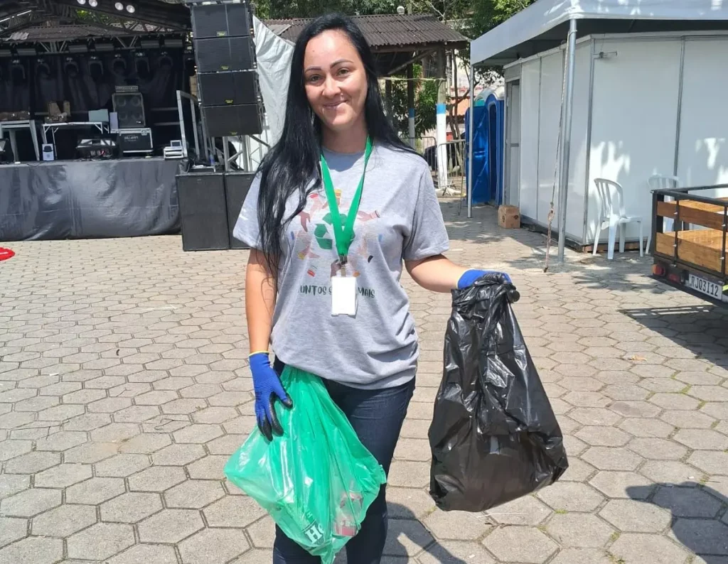 Voluntária da coleta seletiva atuando