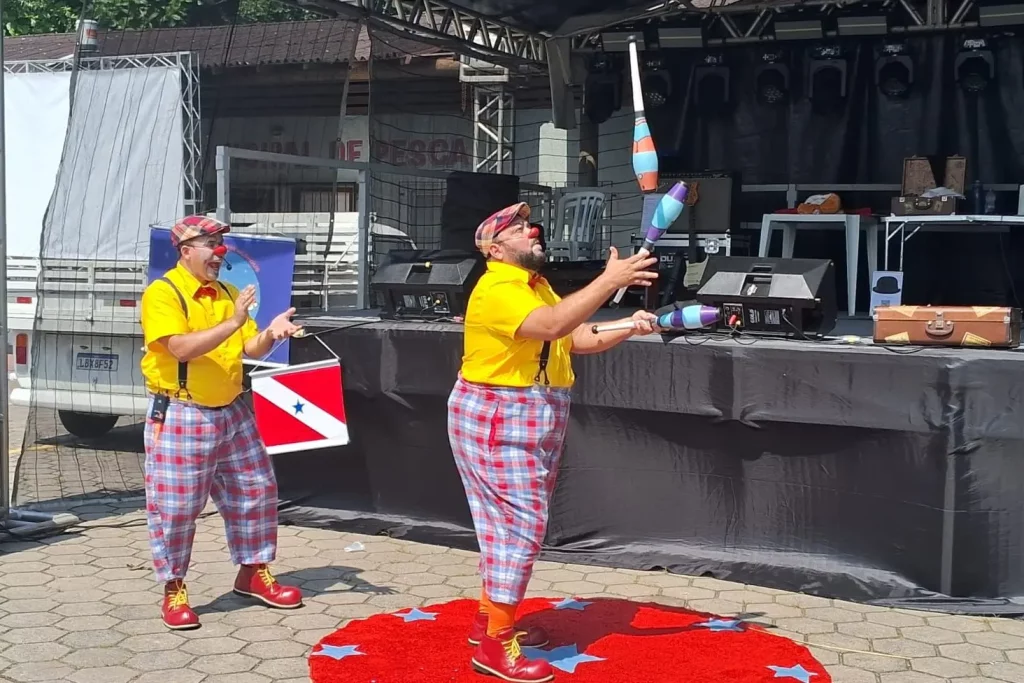 Artistas se exibindo para o público