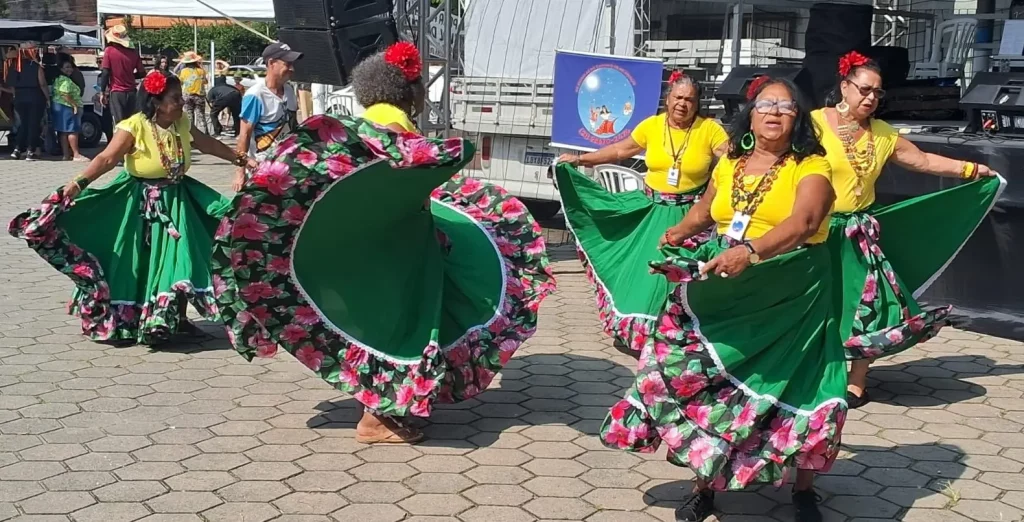 Dançarinas de carombó se exibindo