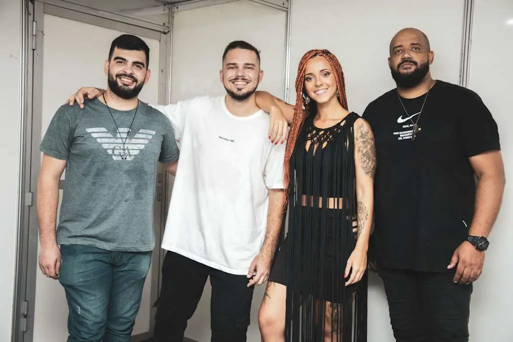 Cantora Paula Cardoso posando com sua banda