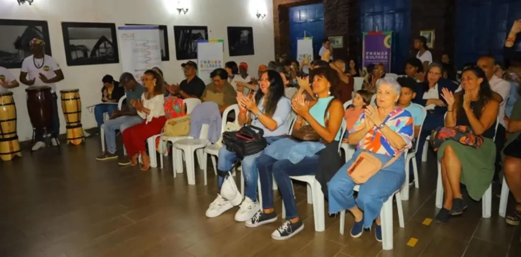 Público lota o Centro Cultural Cary Cavalcanti e aplaude as apresentações da aula-espetáculo