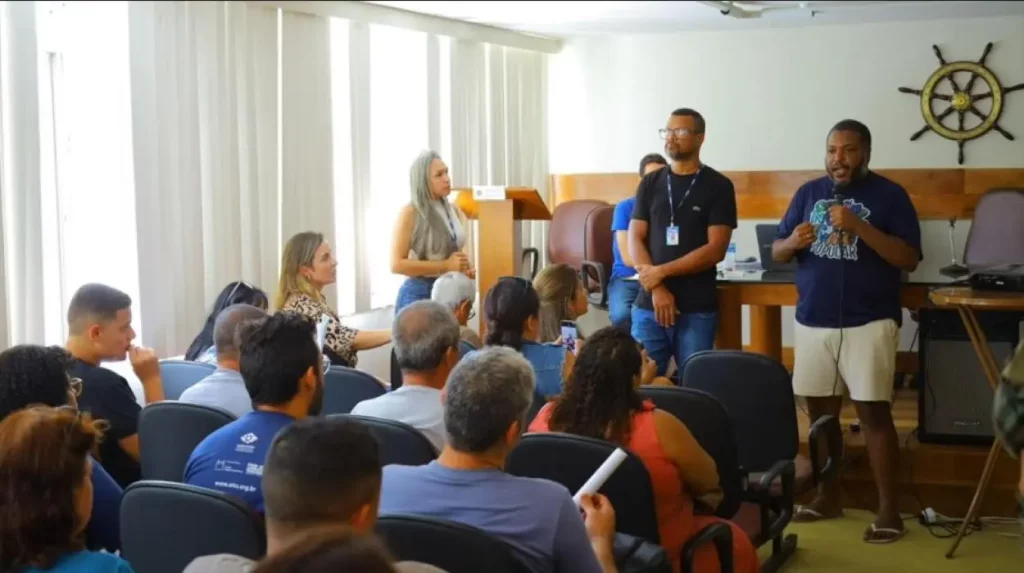 Moradores, pescadores, representantes de instituições e demais participantes tiveram espaço para tirar dúvidas