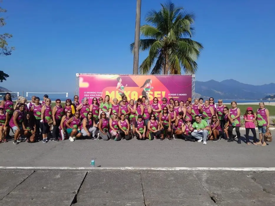 Participantes do núcleo da Praia do Saco, posam após as atividades do projeto