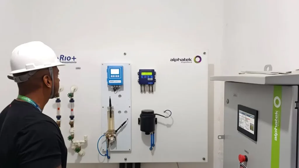 Técnico da Rio+Saneamento acompanha o funcionamento dos novos equipamentos de automação