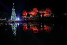 luminação especial e árvore de Natal de 30 metros no Centro Cultural Sesc Quitandinha, em Petrópolis