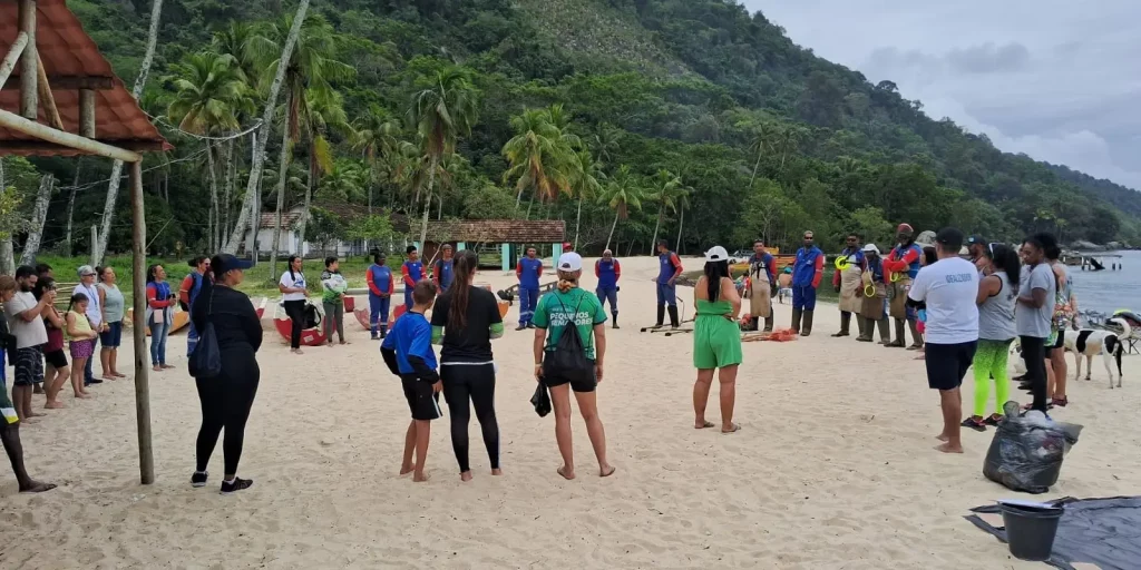 Pessoas numa roda recebendo orientações