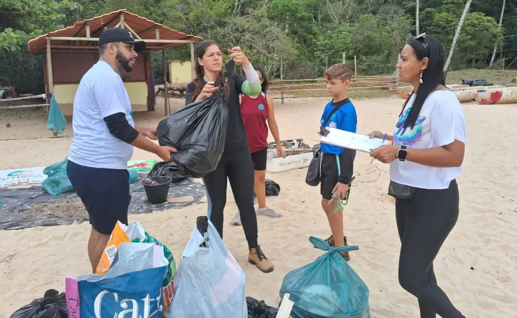 Pessoas pesando o lixo recolhido