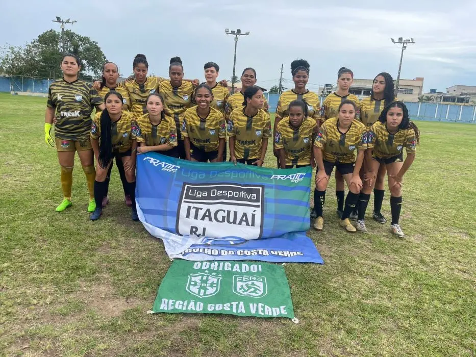 Equipe feminina da Liga Desportiva de Itaguaí posa para a foto antes da partida
