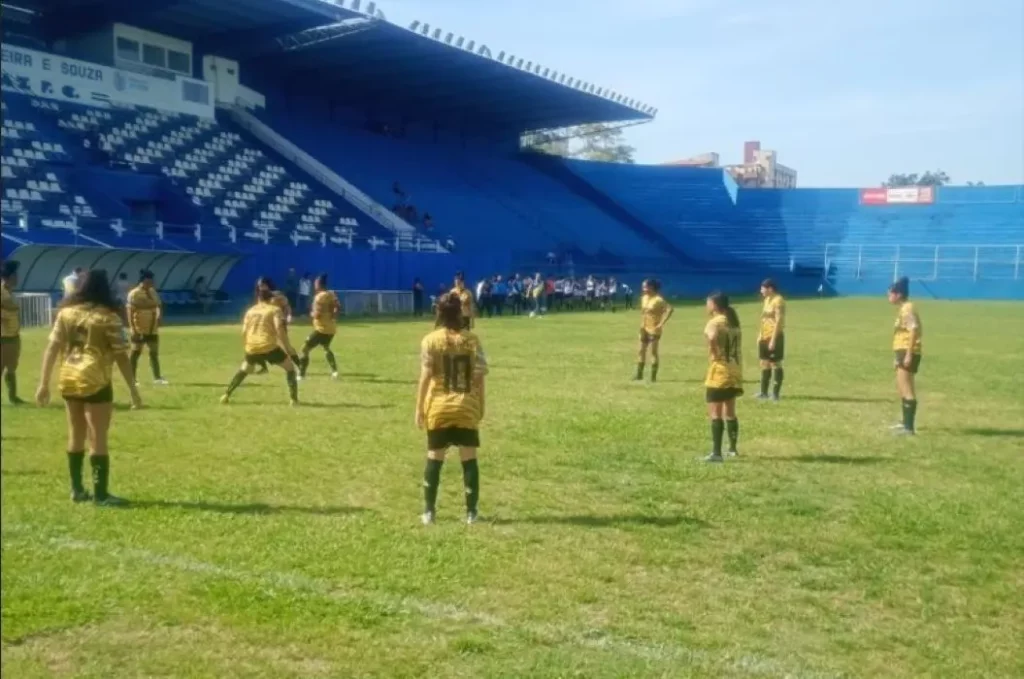 Atletas da Seleção de Itaguaí durante o aquecimento no gramado do Estádio do Goytacaz