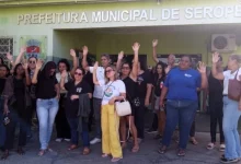 Contra o atraso salarial, Educação de Seropédica fez ato em frente à prefeitura.