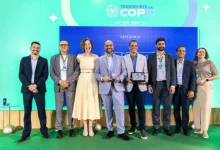 Várias pessoas no palco posando para foto