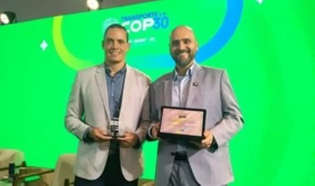 Dois representantes do Porto Sudeste exibindo premiação