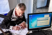 Idoso preenche documentos para emissão da nova CIN