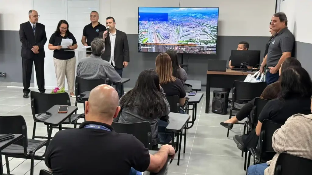 Auditório do Centro de Ensino Portuário está tomado pelos convidados que assistiam a cerimônia de inauguração