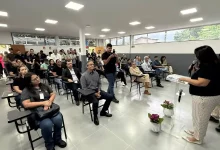 Ricardo Salles, diretor-executivo do OGMO, dirigiu a cerimônia de inauguração do Centro de Ensino Portuário. Na foto, ele está no auditório do Centro diante dos convidados