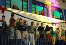 Coral formado por alunos da rede municipal e convidados se apresenta nas janelas