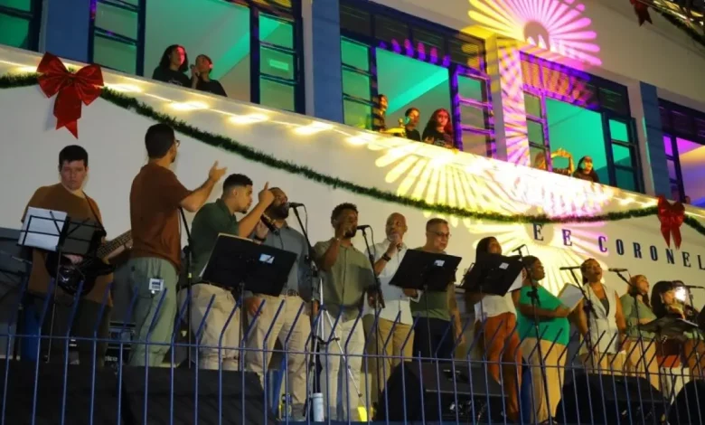 Coral formado por alunos da rede municipal e convidados se apresenta nas janelas