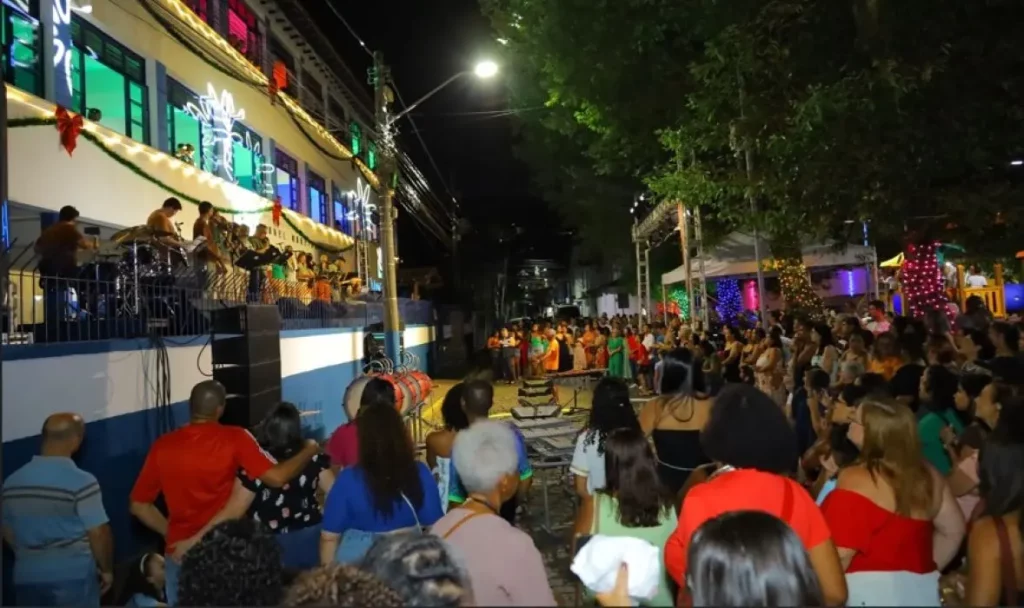 Moradores e famílias acompanham emocionados a Cantata Janelas 