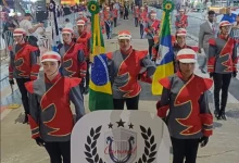 Integrantes da Commil desfilam em formação durante o XXXII Campeonato Nacional de Bandas e Fanfarras
