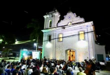 Orquestra Sinfônica Juvenil Carioca se apresenta em frente à Paróquia Nossa Senhora da Guia