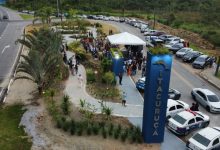 Vista aérea da nova entrada de Itacuruçá com pórtico, paisagismo sustentável