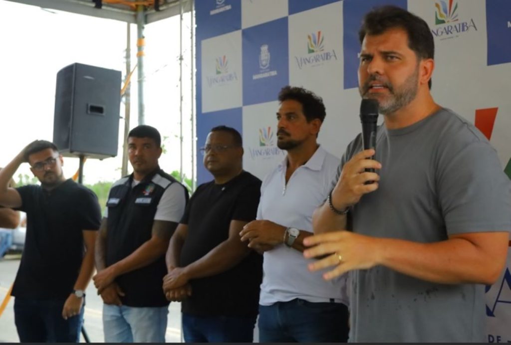 O prefeito Luiz Cláudio Ribeiro discursa durante a cerimônia