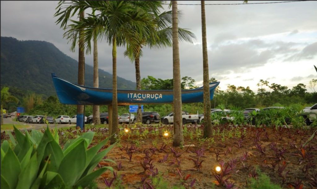 Paisagismo da nova entrada de Itacuruçá valoriza a identidade local com canoa cenográfica