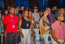 Profissionais de saúde e convidados participam da cerimônia de formatura do programa “Mais Saúde com Agente”