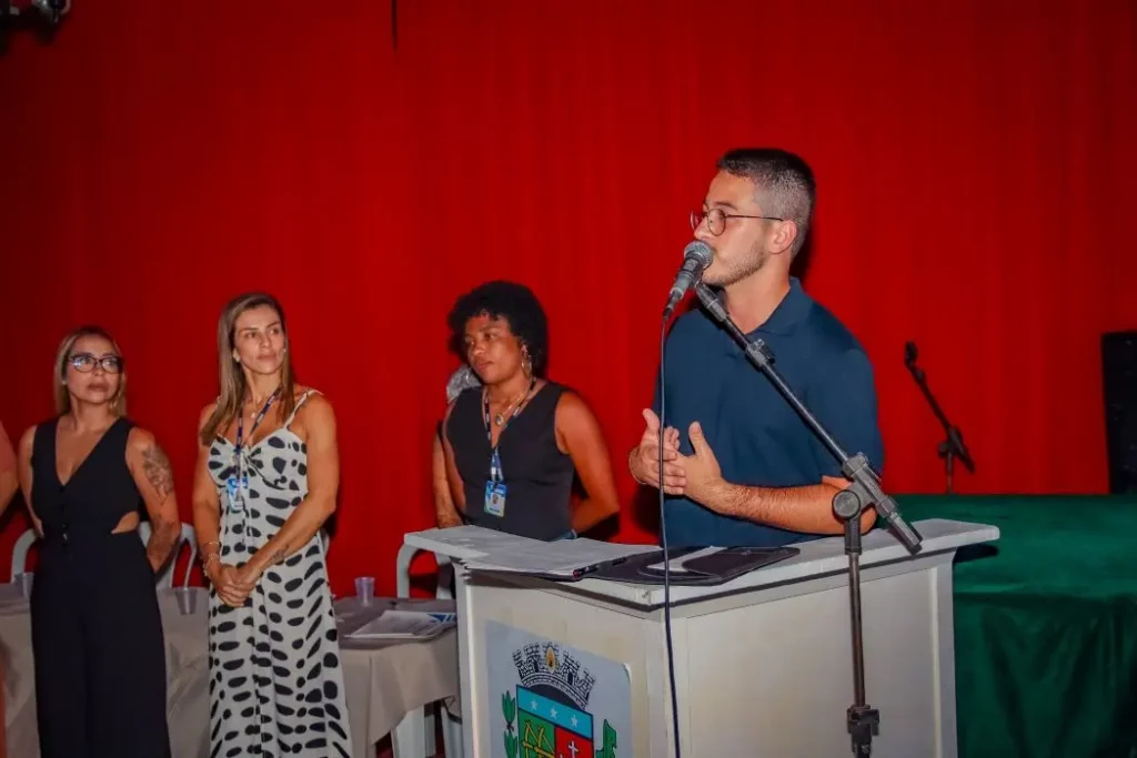 Vice-prefeito e secretário de Saúde, Lucas Venito, discursa durante a cerimônia de formatura