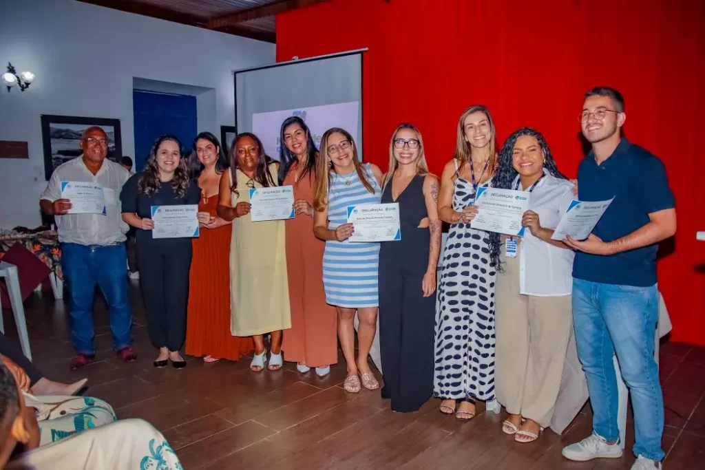  Participantes da cerimônia de formatura do “Mais Saúde com Agente” posam com seus certificados 