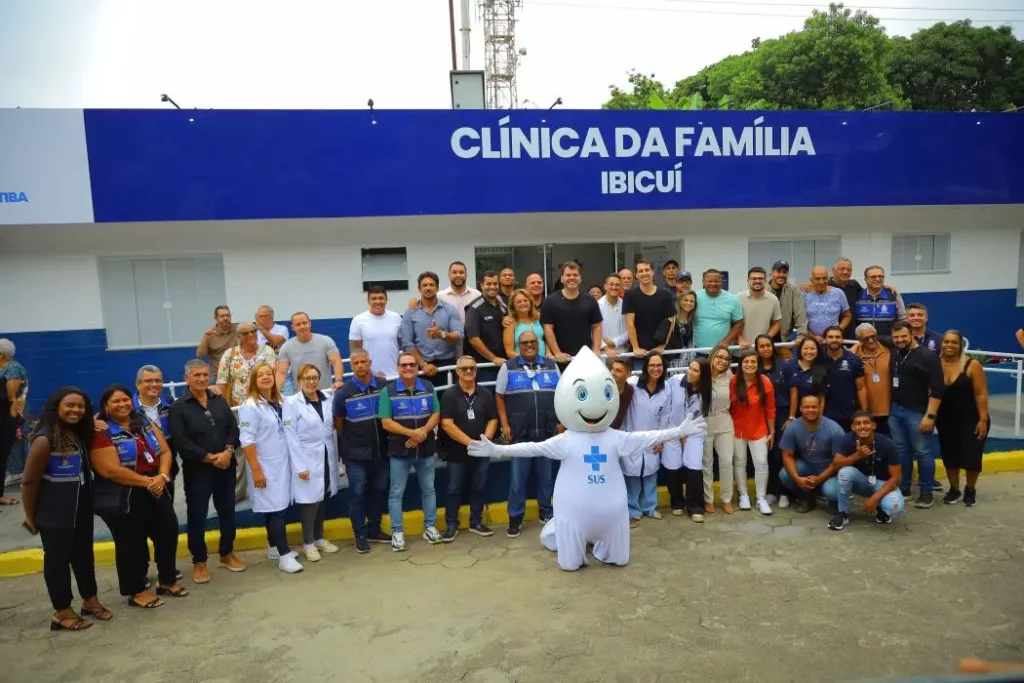  Equipe da Saúde, autoridades municipais e vereadores reunidos em frente à nova Clínica da Família