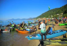 Atletas se preparam para a largada do DKF na Praia de Itacuruçá