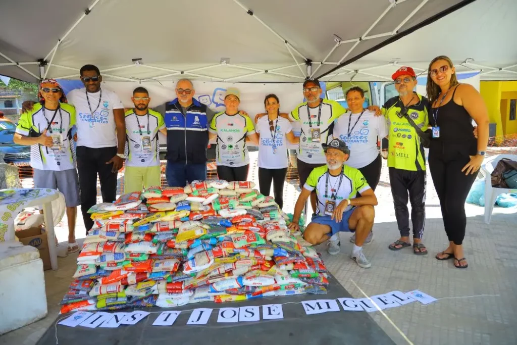 Equipe da organização do DKF apresenta alimentos arrecadados